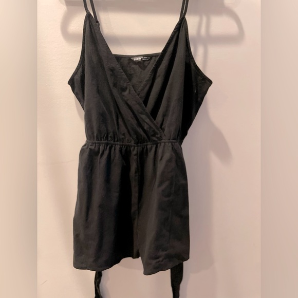 Black shorts romper with belt - Picture 1 of 4